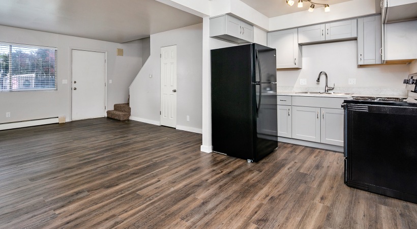 Renovated Townhome - Black Appliances